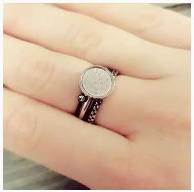 טבעת צ’רמינס כסף מעוגלת עם אבן זירקון שקופה במסגרת כסף